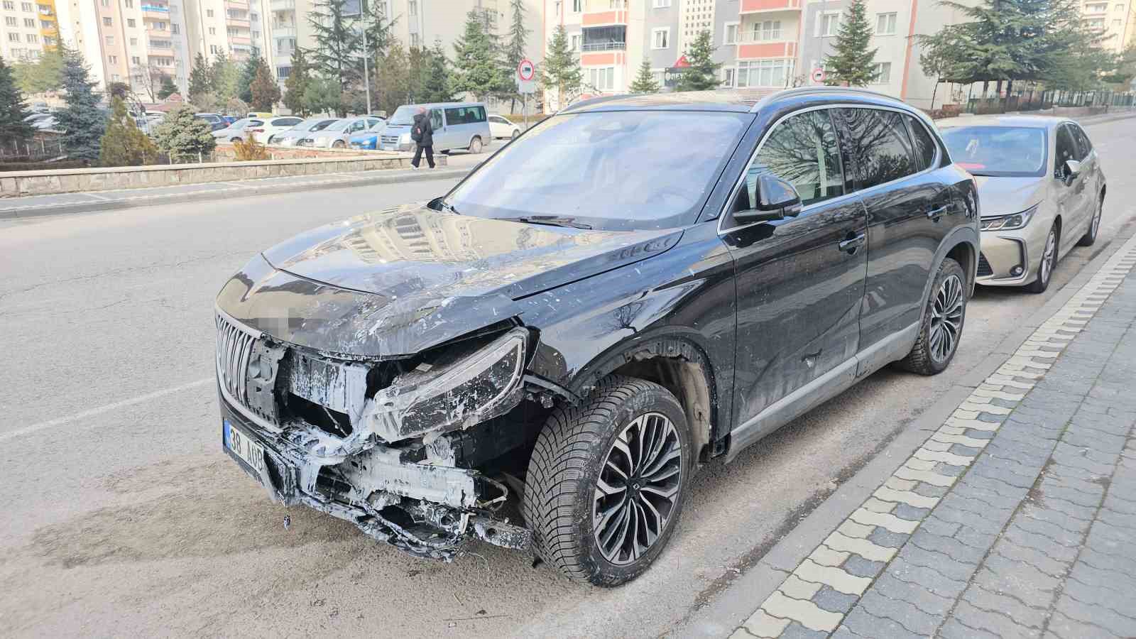 Araç refüjde bekleyen yayaların arasına daldı: 3 yaralı
