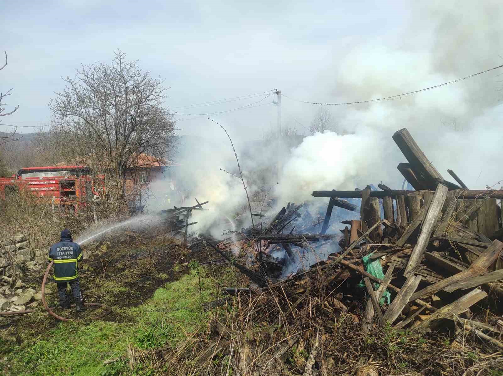 Araç yangını odunluğa sıçradı
