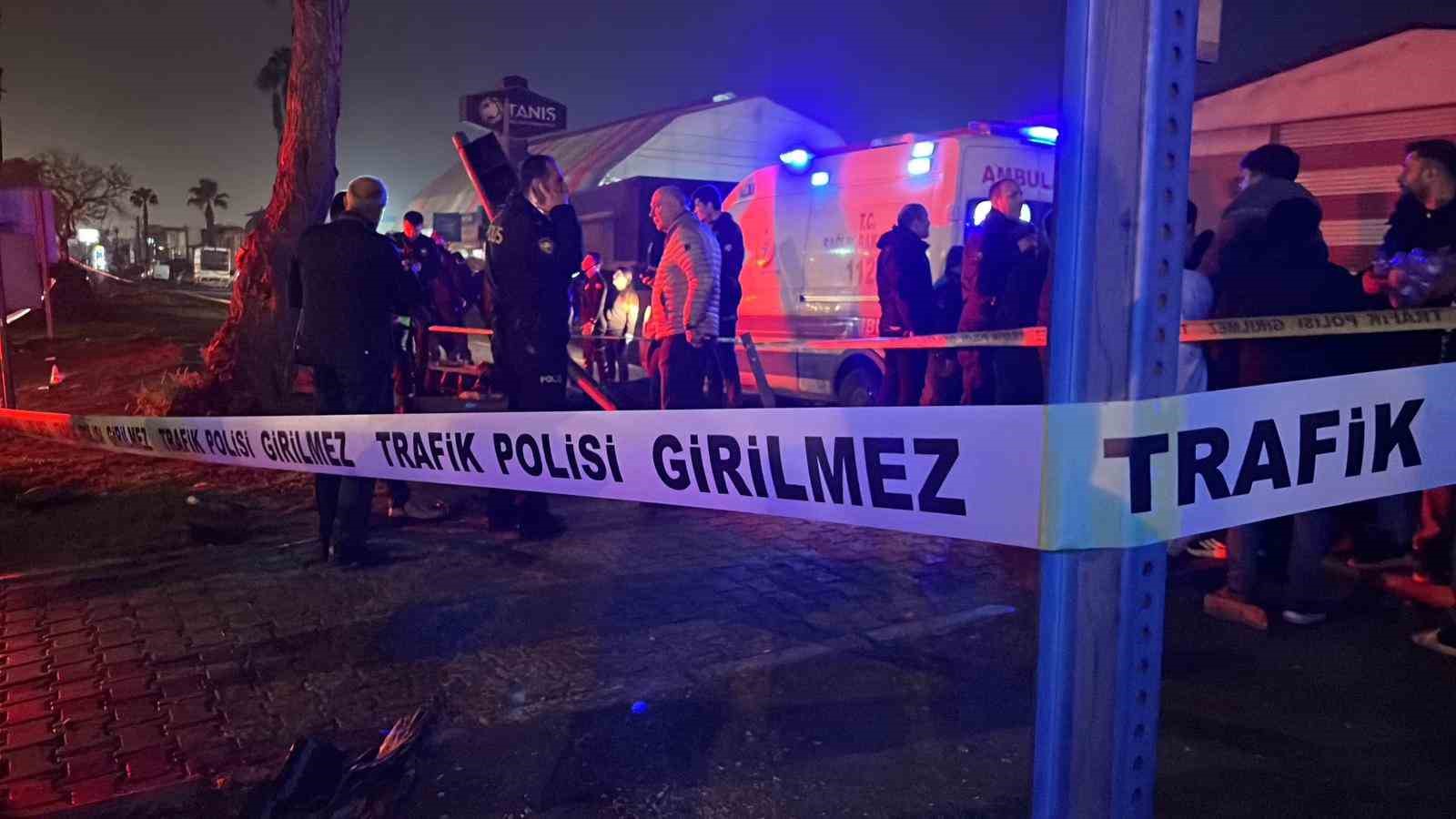 Araç yaya geçidinden geçmek isteyen vatandaşlara çarptı: 3 ölü, 3 yaralı
