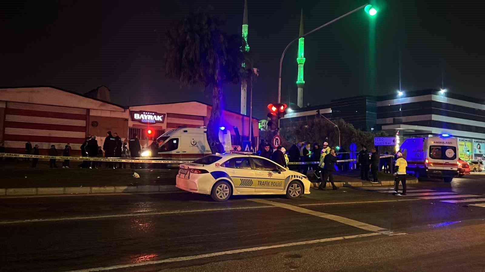 Araç yaya geçidinden geçmek isteyen vatandaşlara çarptı: 3 ölü, 3 yaralı
