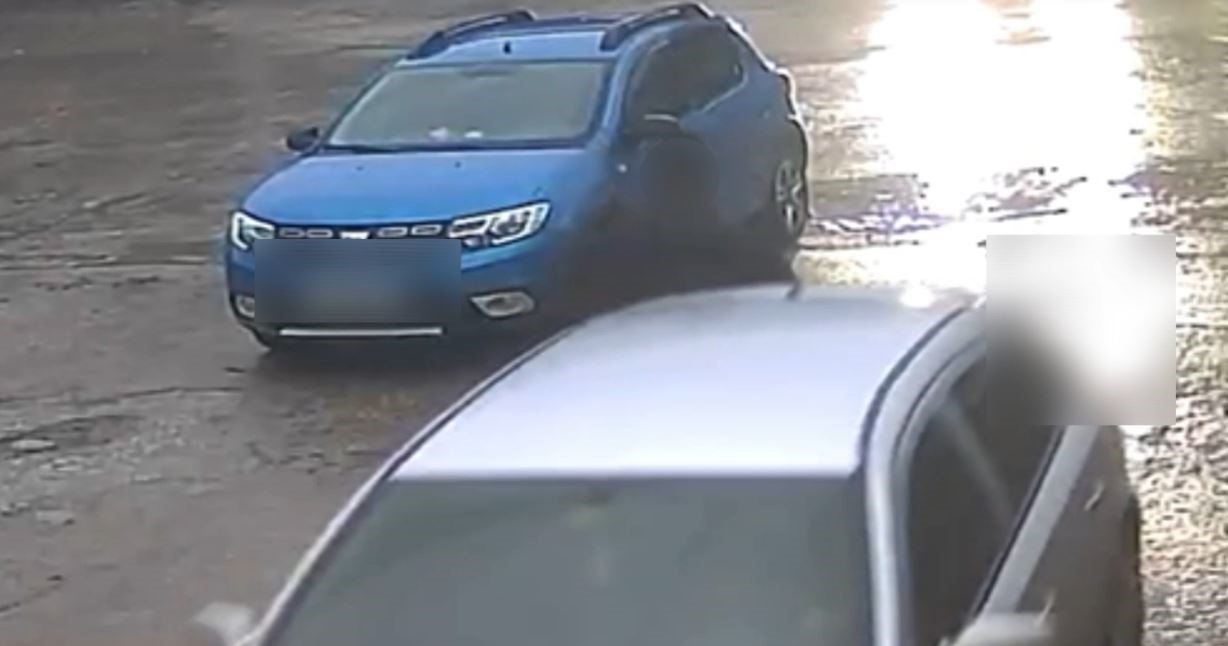 Aracın altında kalmaktan son anda kurtuldu
