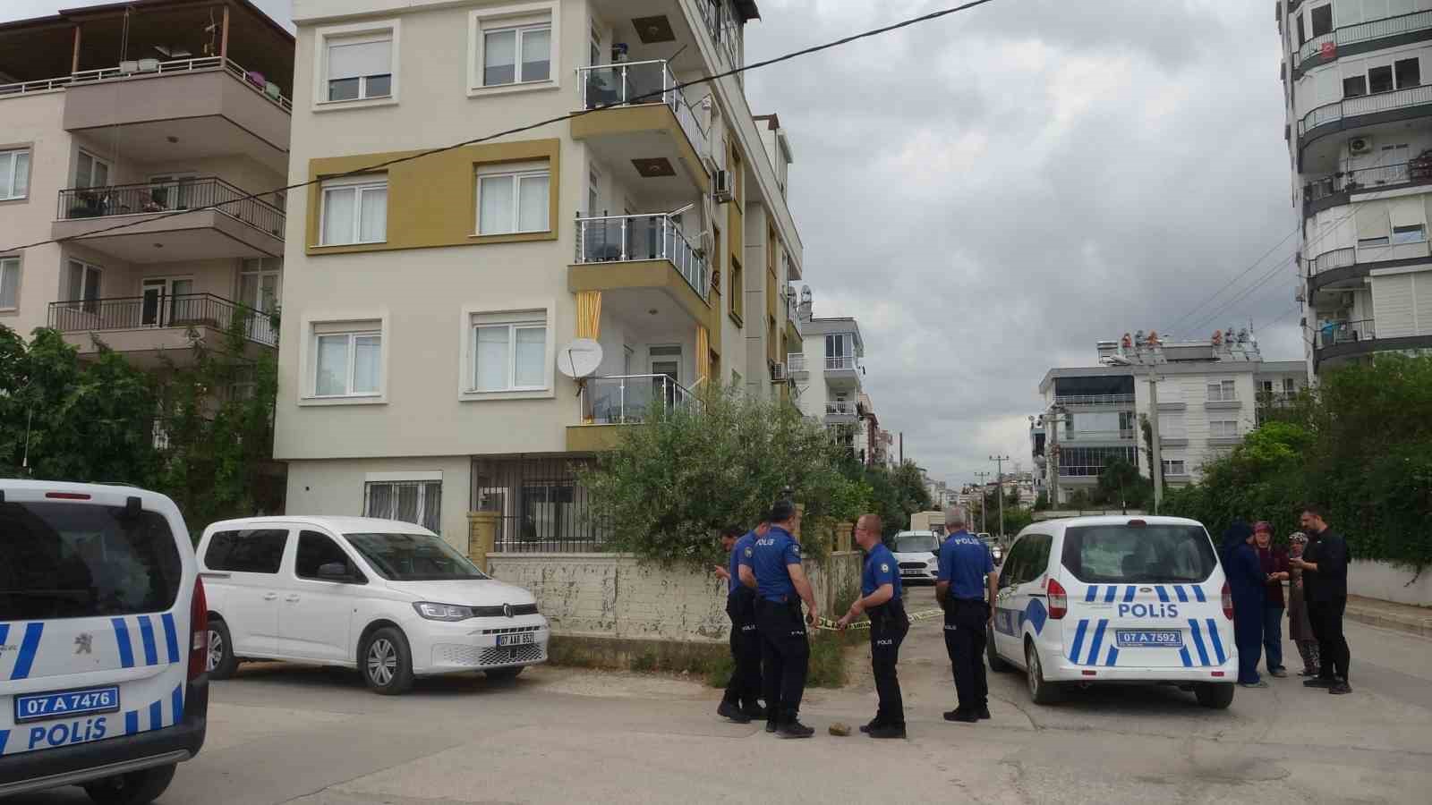 Aracın anahtarını vermeyen annesine sinirlenince eve pompalı tüfekle ateş açtı
