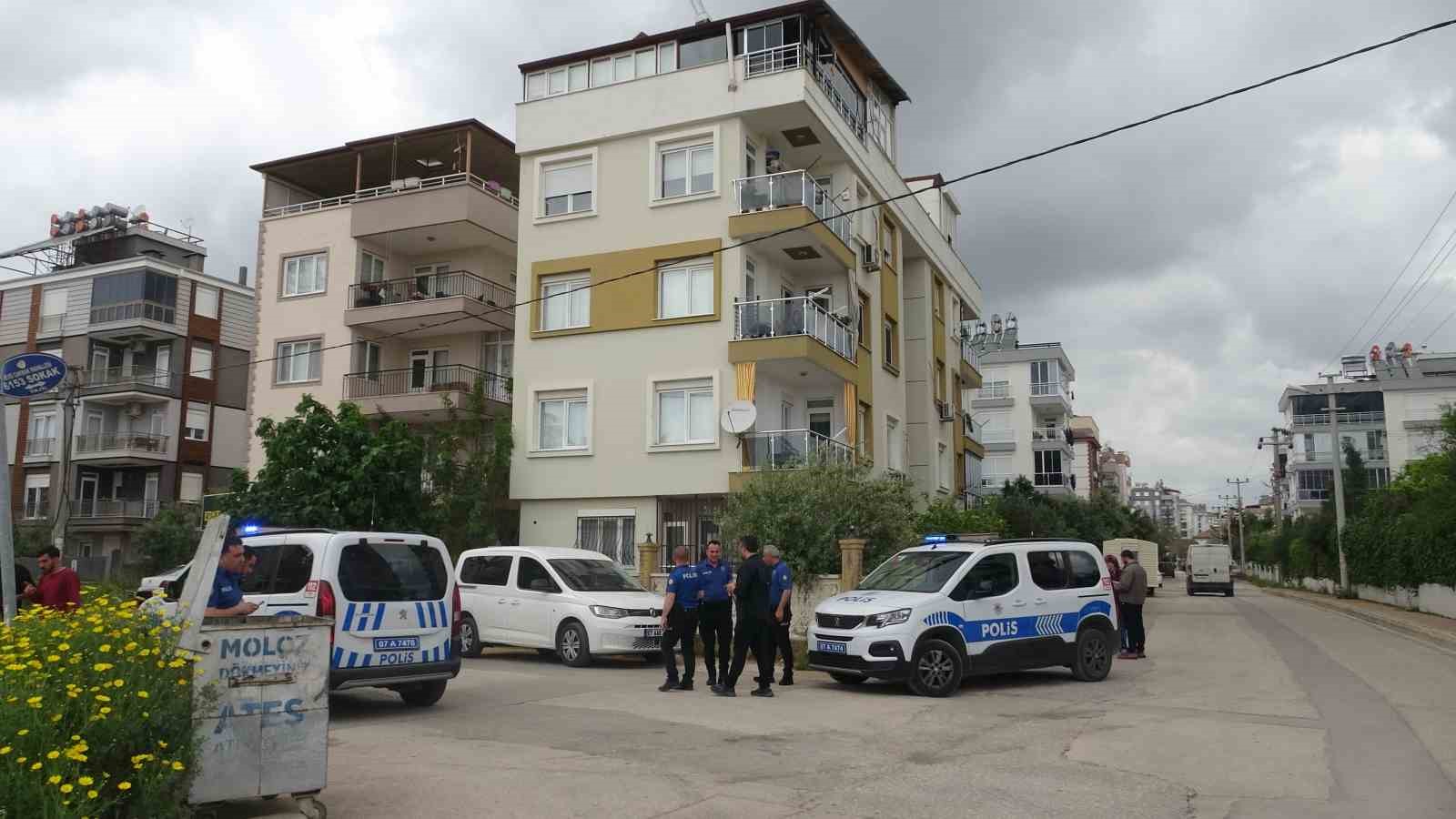 Aracın anahtarını vermeyen annesine sinirlenince eve pompalı tüfekle ateş açtı
