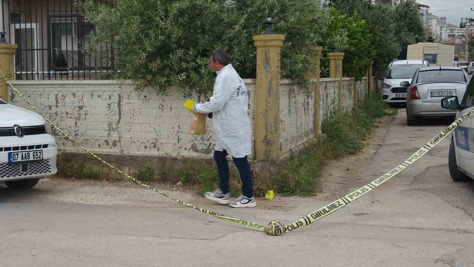 Aracın anahtarını vermeyen annesine sinirlenince eve pompalı tüfekle ateş açtı
