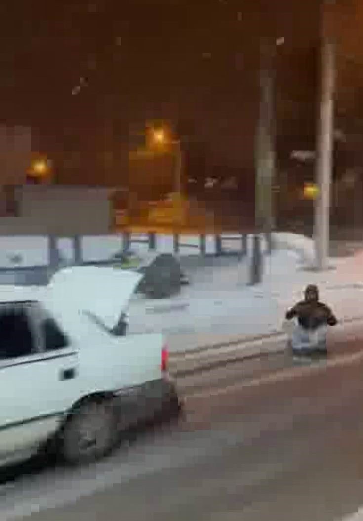 Aracın arkasına lastik bağlayıp oturdu, karda kayıp kayıt aldırdı
