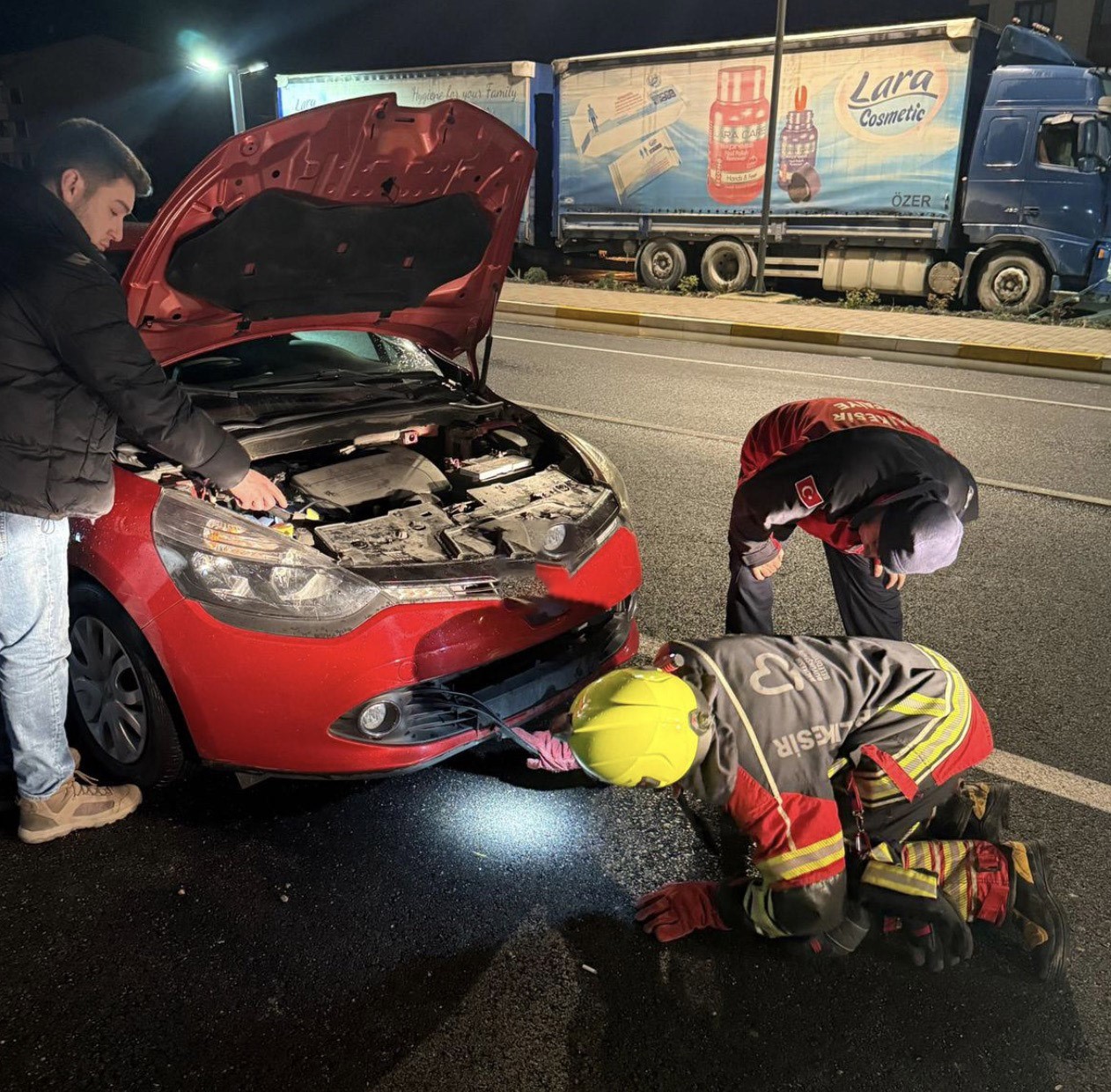 Aracın motoruna giren tilki ekiplerce kurtarıldı
Aracın motoruna giren tilki ekiplerce kurtarıldı