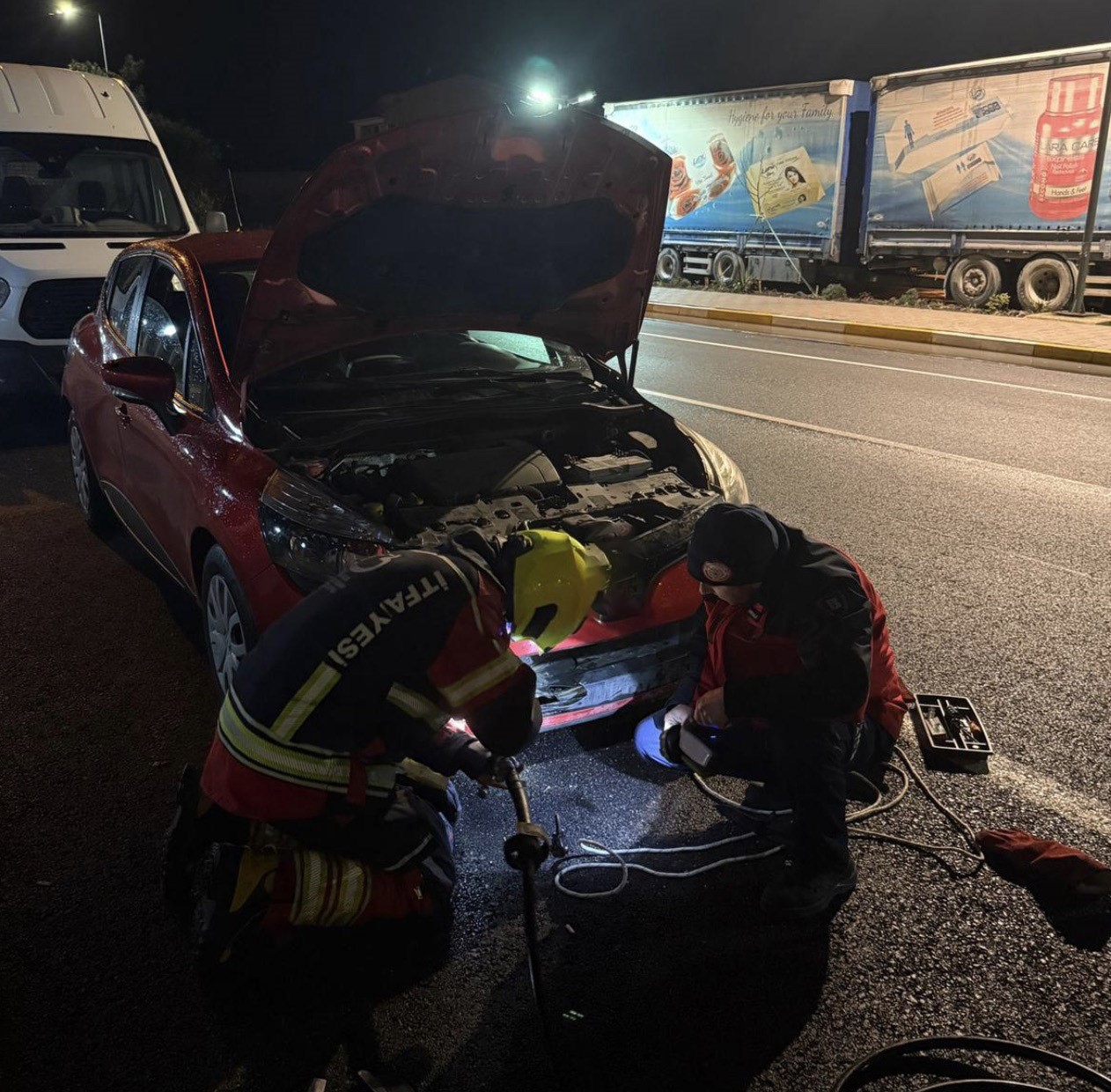 Aracın motoruna giren tilki ekiplerce kurtarıldı
Aracın motoruna giren tilki ekiplerce kurtarıldı