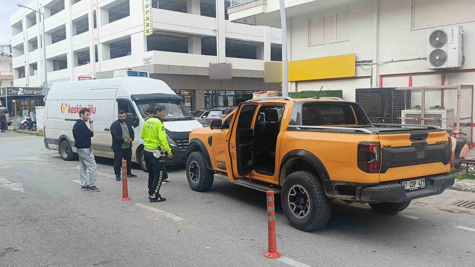 Aracına çarpan kamyonet için polis çağırdı hatalı parktan ceza yedi
