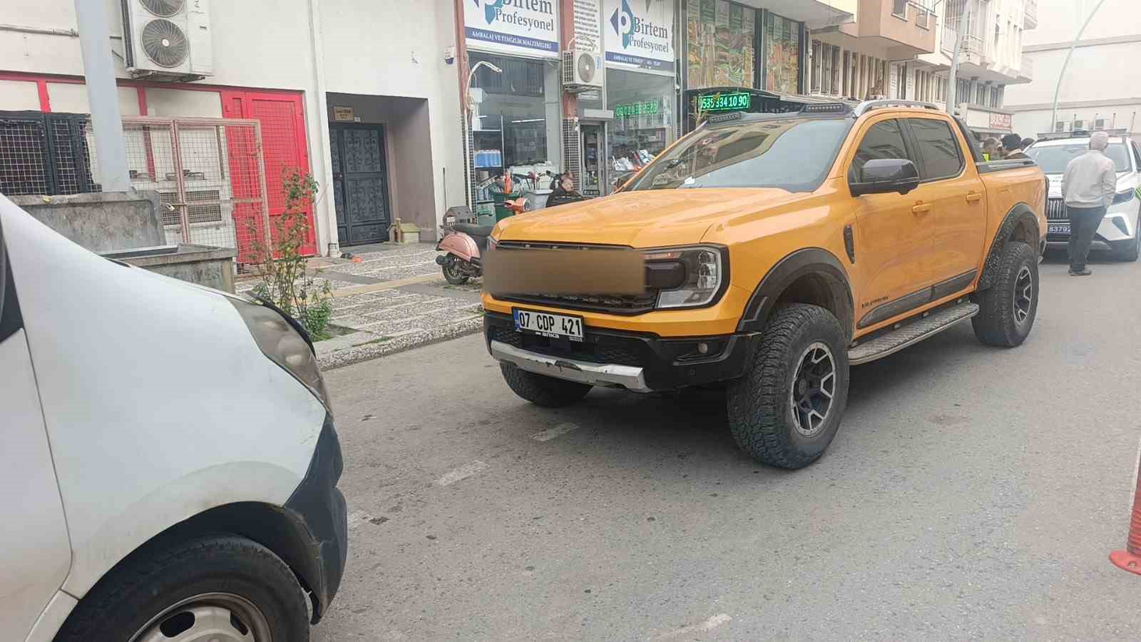 Aracına çarpan kamyonet için polis çağırdı hatalı parktan ceza yedi
