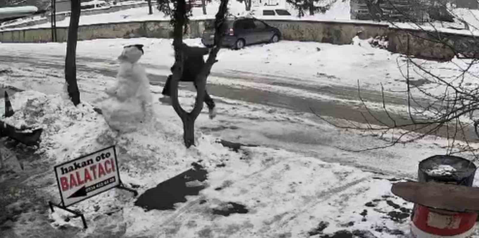 Aracından indi kardan adamı yıkıp gitti
