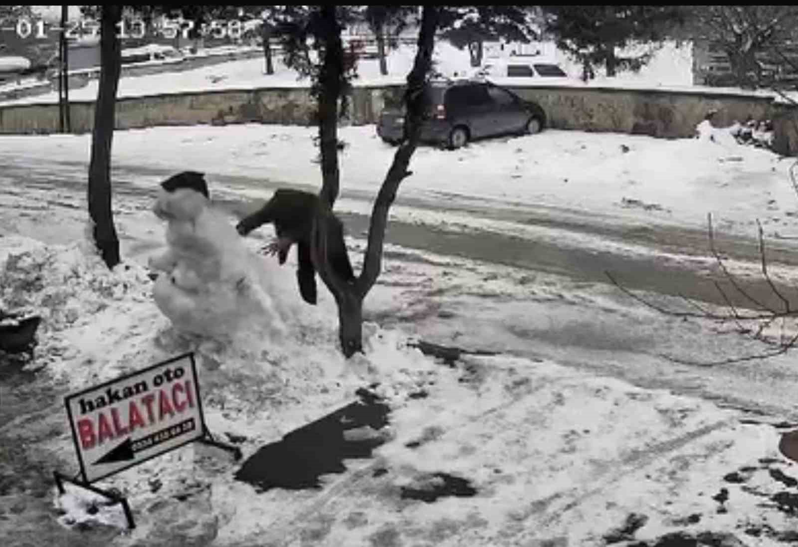 Aracından indi kardan adamı yıkıp gitti
