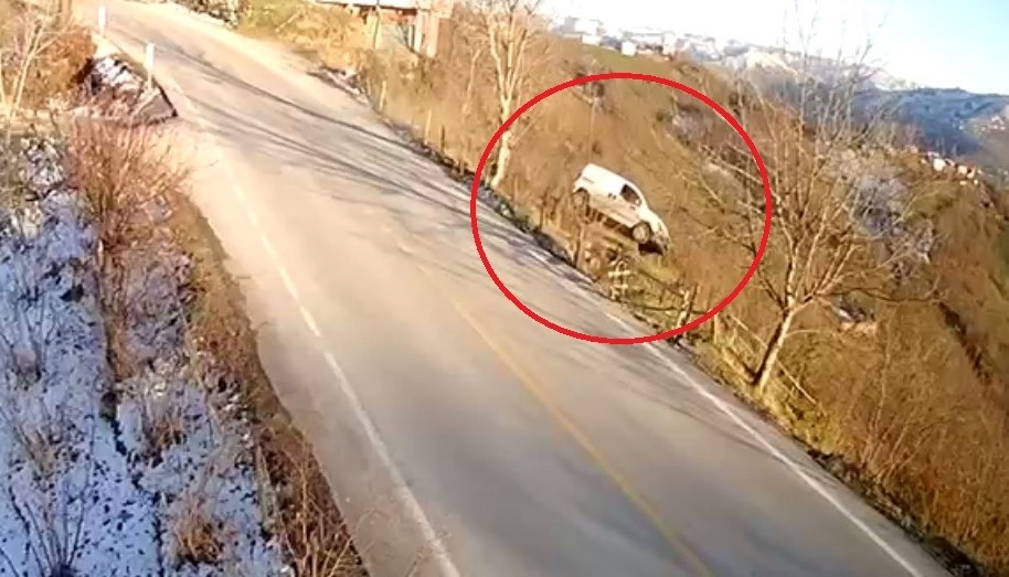 Aracıyla 30 metre yükseklikten uçan sürücü yaralandı
