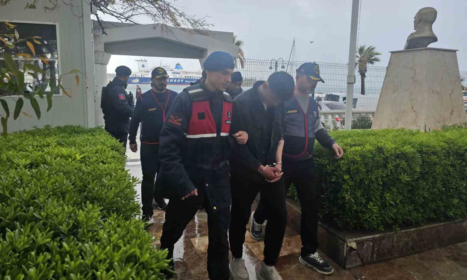 Araçlara dadanan hırsızlar, 35 kamera incelenerek yakalandı
