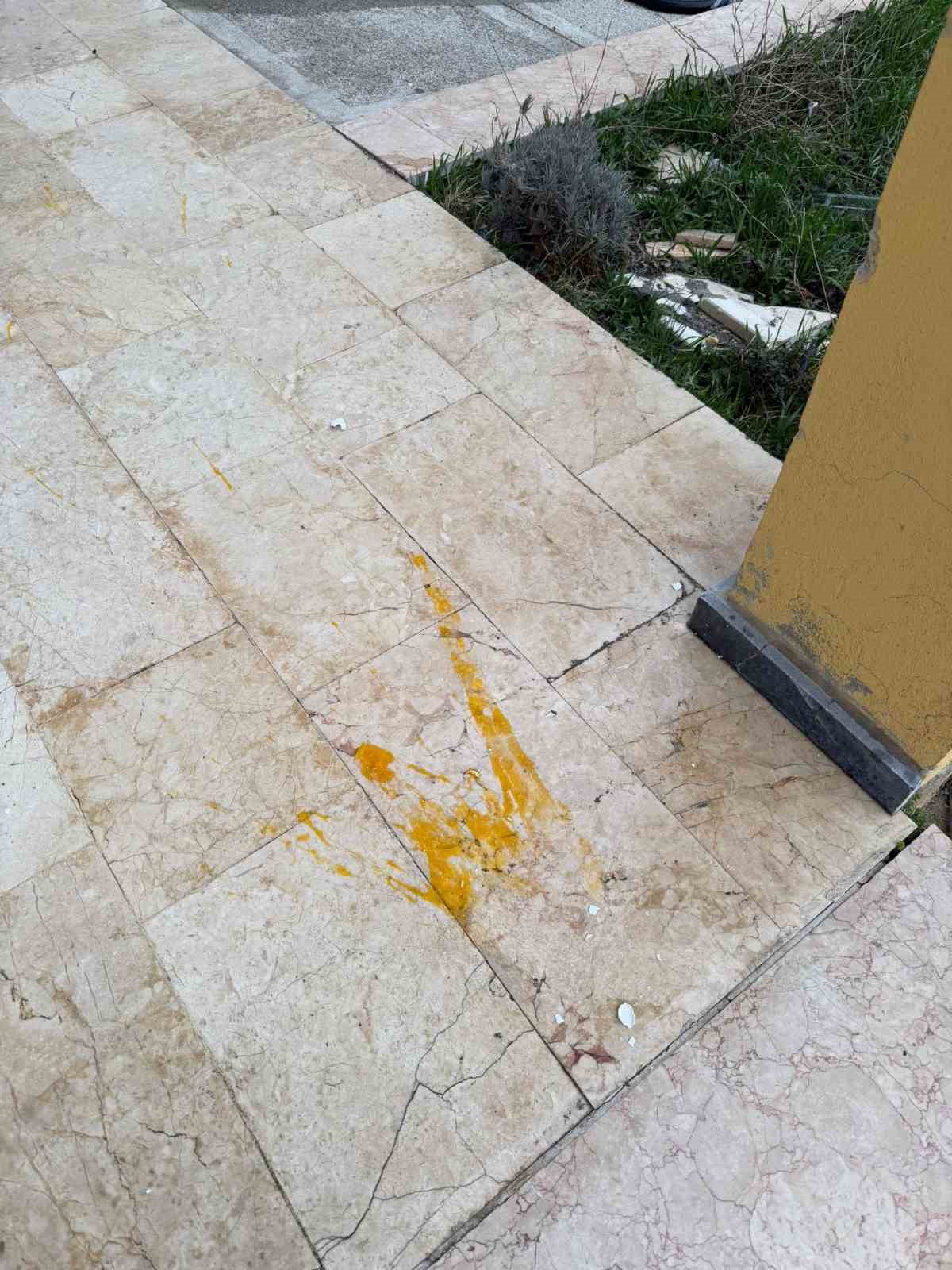 Araçlara ve binalara yumurta frlatan çocuklar vatandaşı rahatsız ediyor
