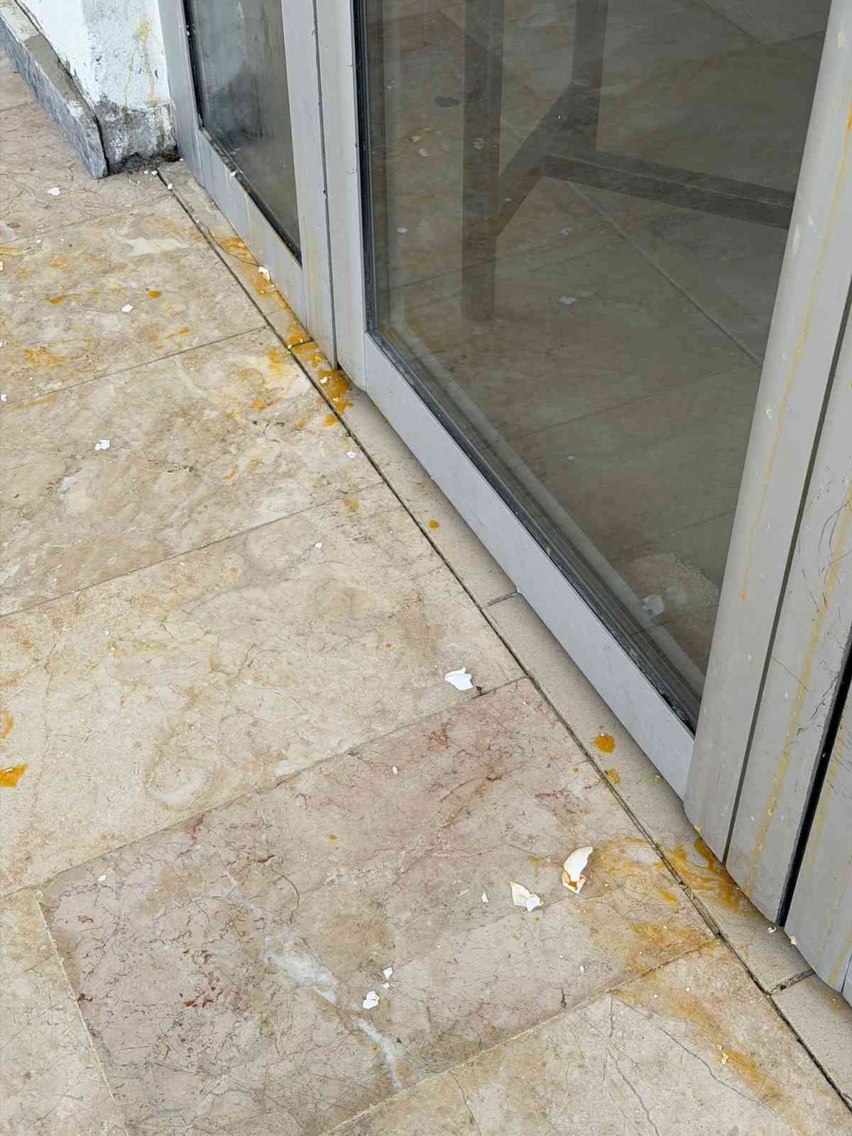 Araçlara ve binalara yumurta frlatan çocuklar vatandaşı rahatsız ediyor
