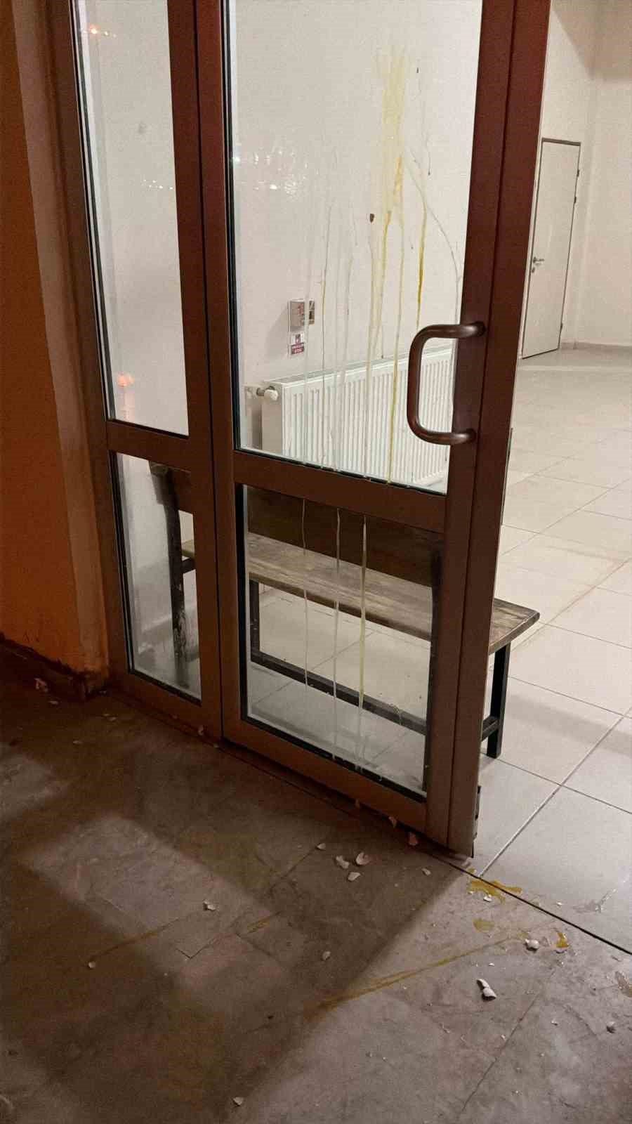 Araçlara ve binalara yumurta frlatan çocuklar vatandaşı rahatsız ediyor
