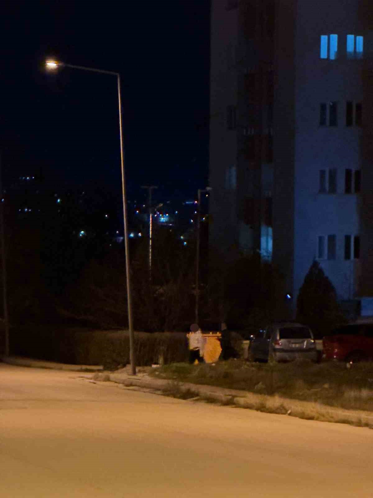 Araçlara ve binalara yumurta frlatan çocuklar vatandaşı rahatsız ediyor
