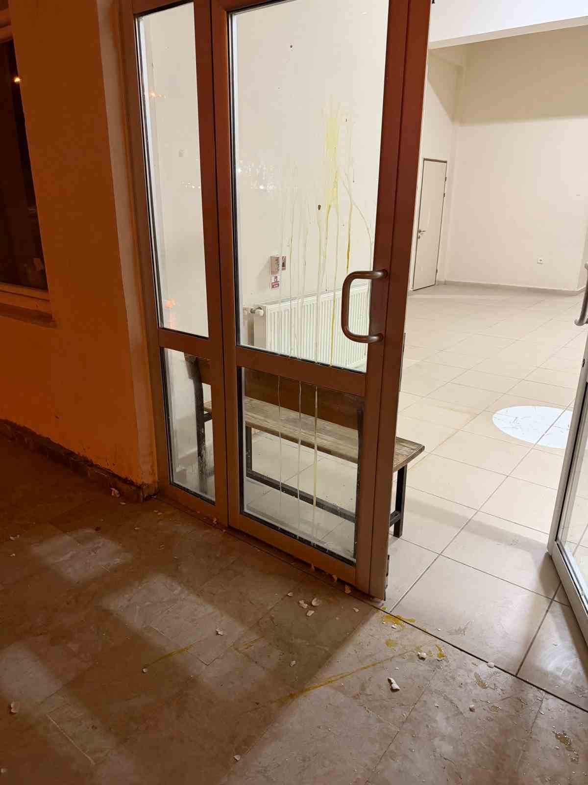 Araçlara ve binalara yumurta frlatan çocuklar vatandaşı rahatsız ediyor
