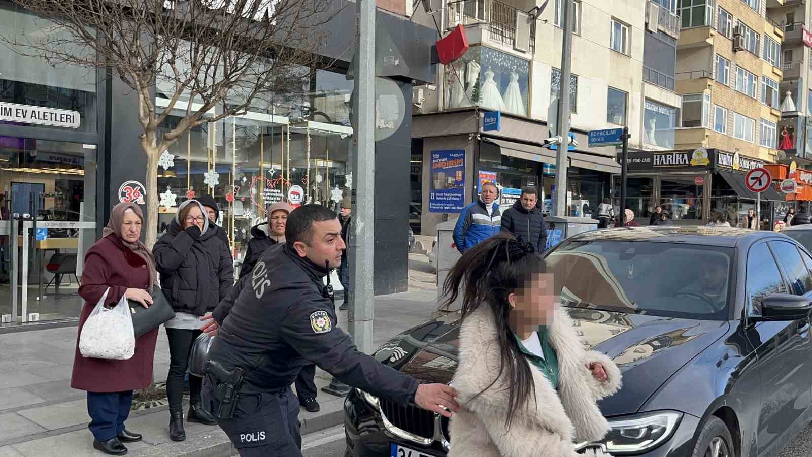 Araçların önüne atladı, trafiği birbirine kattı, kendisini durdurmak isteyen polisi peşine taktı
