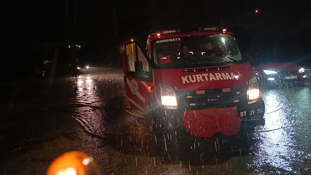 Araçta mahsur kalma ihbarına giden itfaiye teşekkür yerine sitemle karşılaştı
