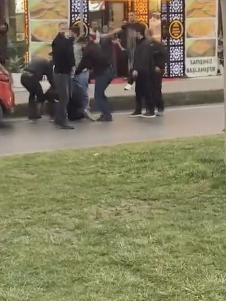 Aralarına aldıkları kişi tekme tokat dövdüler: O anlar kamerada
