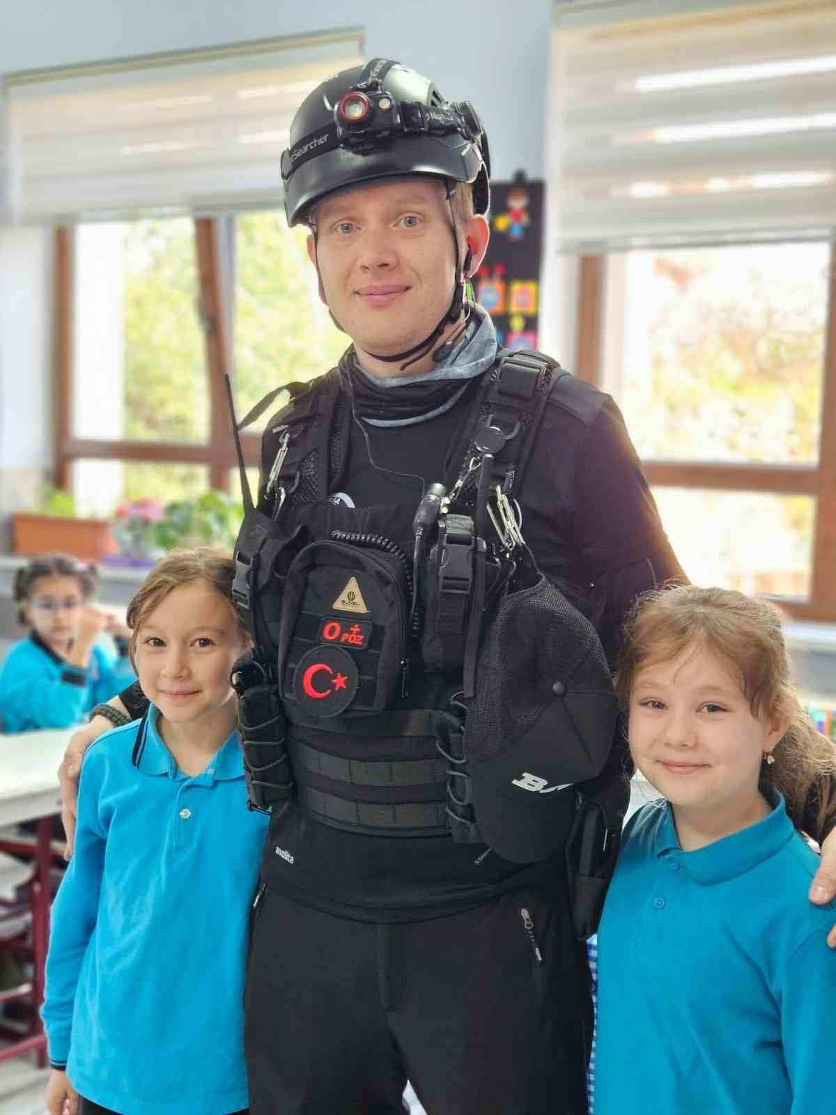 Arama kurtarma köpeği Tipo, öğrencilerin gözdesi oldu
