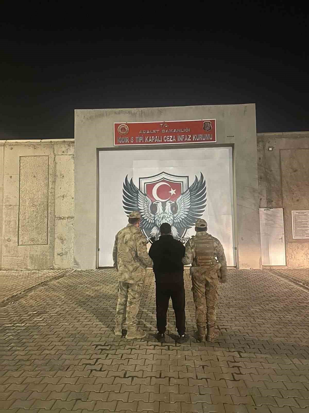 Aranan eski icra müdür yardımcısı yasa dışı yollarla Türkiye’ye girmeye çalışırken yakalandı
