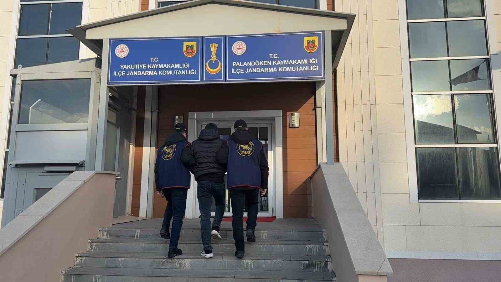 Aranan şahıslar Jandarmadan kaçamadı
