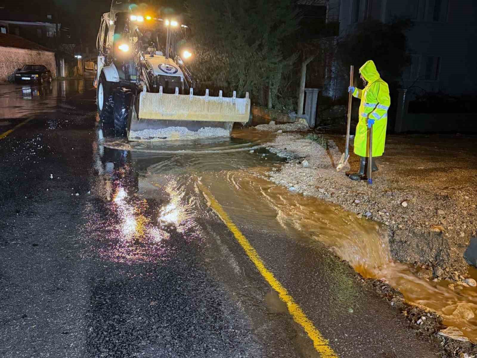 Aras çifti sabaha kadar yağmur mesaisi yaptı
