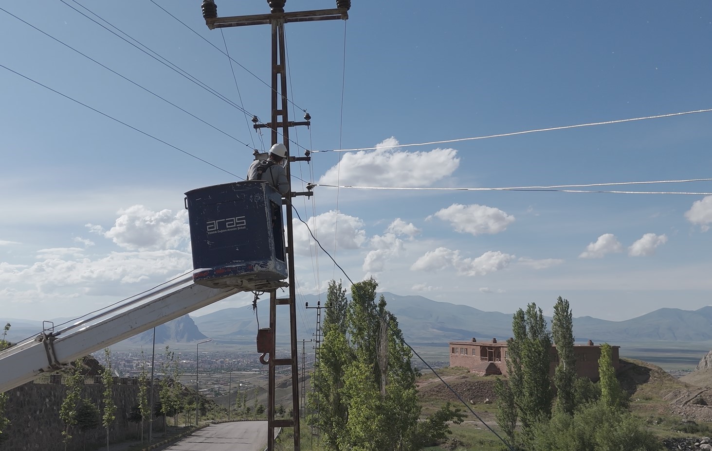Aras Edaş, Ağrı’da kesintisiz enerji için yatırımlarını sürdürüyor
Aras Edaş, Ağrı’da kesintisiz enerji için yatırımlarını sürdürüyor
