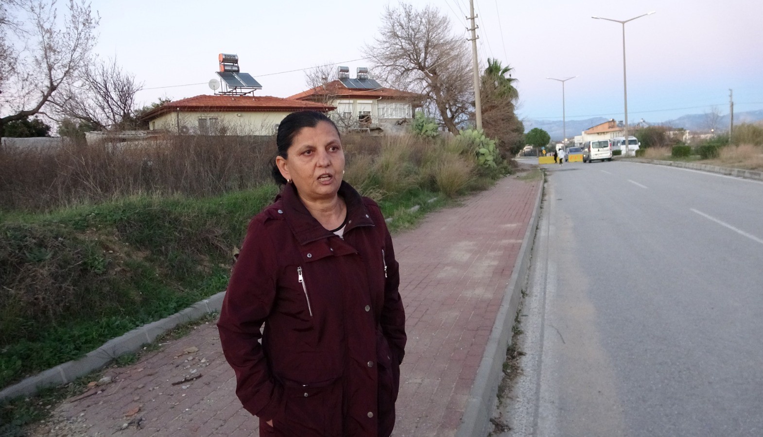 Arazi sahiplerinin mahkeme kararıyla kapattırdığı yol mahalle sakinlerini isyan ettirdi
