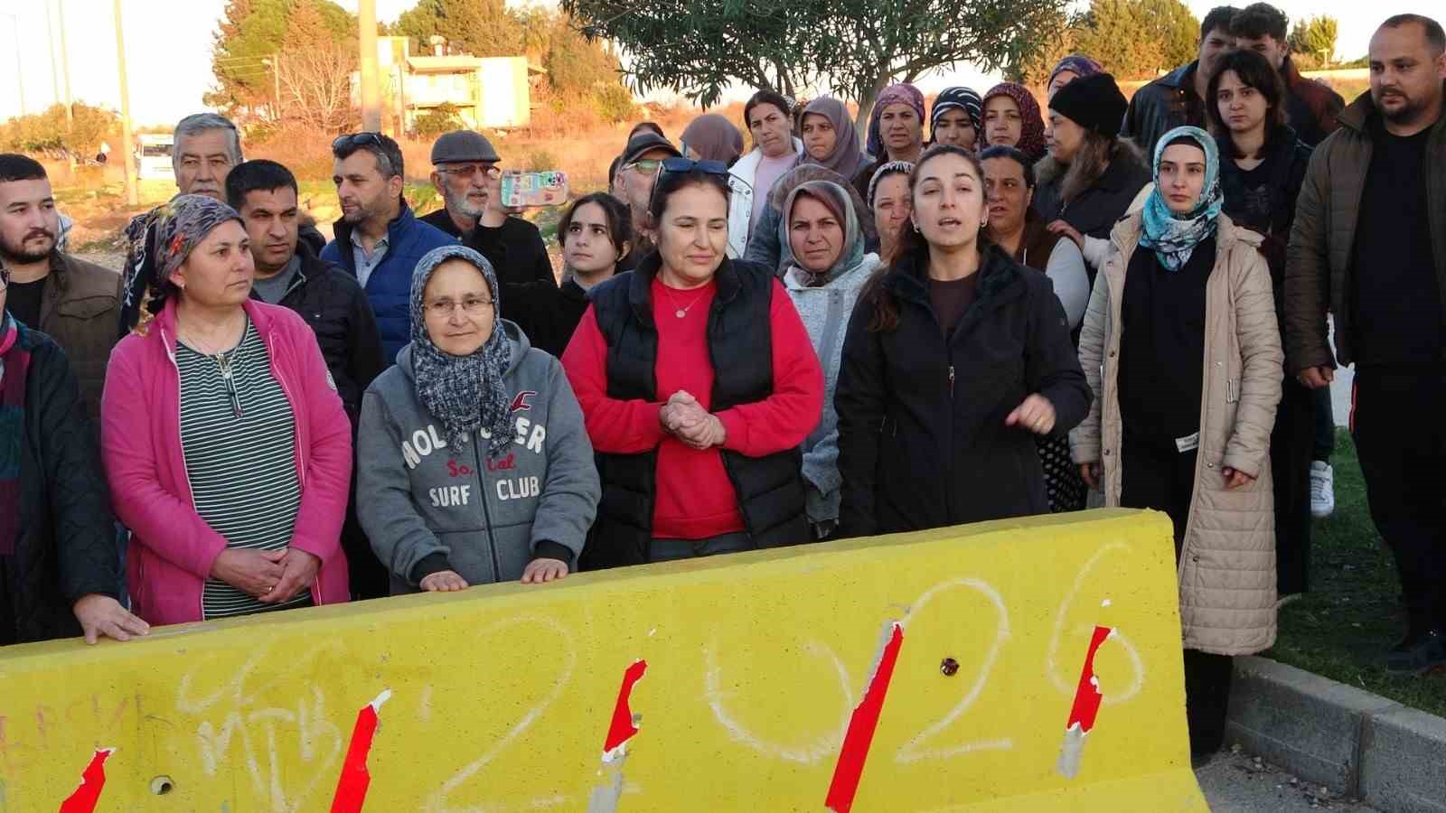 Arazi sahiplerinin mahkeme kararıyla kapattırdığı yol mahalle sakinlerini isyan ettirdi

