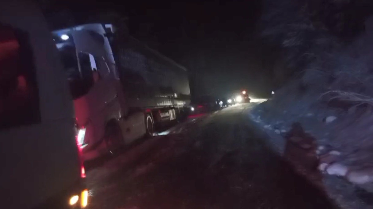 Ardahan-Artvin karayolunda kayan tır yolu kapattı, onlarca araç mahsur kaldı
