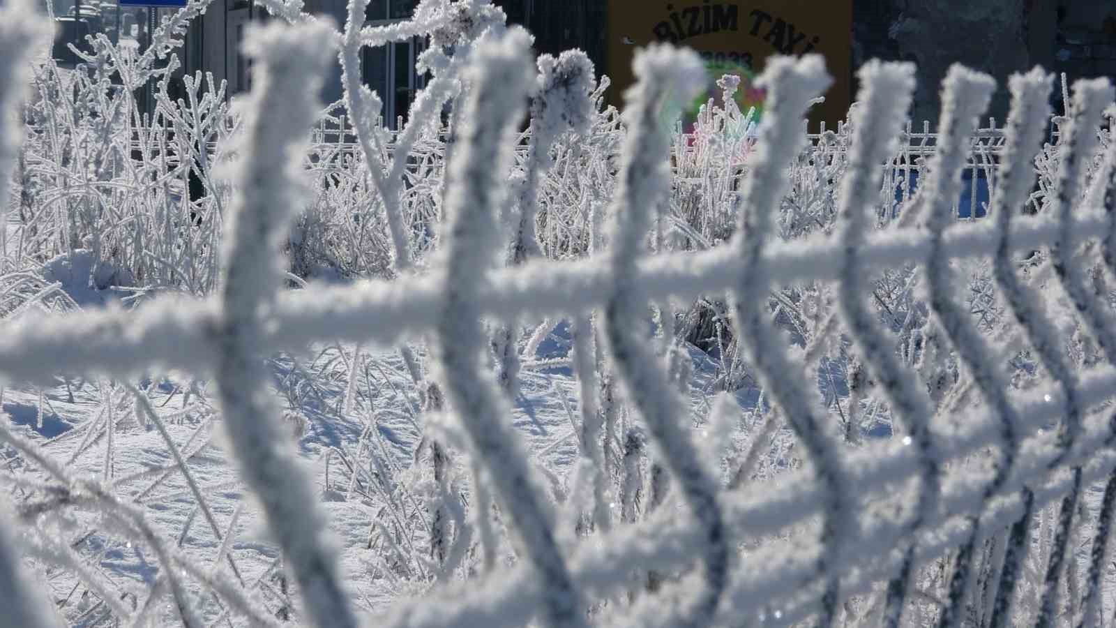 Ardahan dondu; Göle eksi 39,7’yi gördü
Ardahan dondu; Göle eksi 39,7’yi gördü