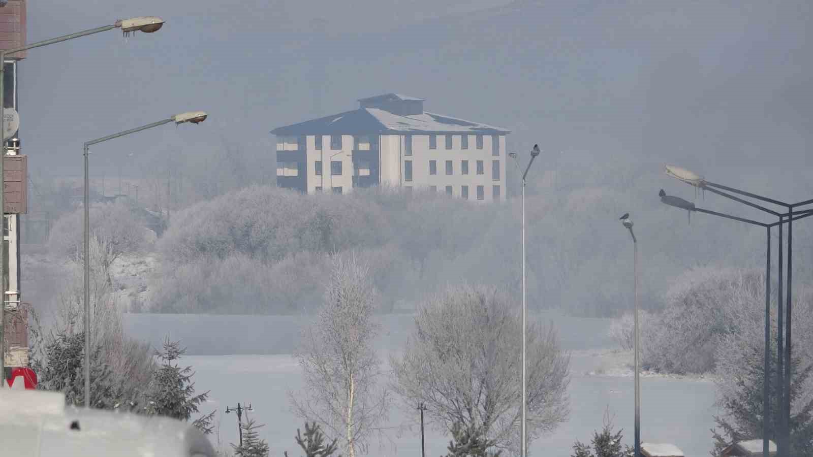 Ardahan dondu; Göle eksi 39,7’yi gördü
Ardahan dondu; Göle eksi 39,7’yi gördü