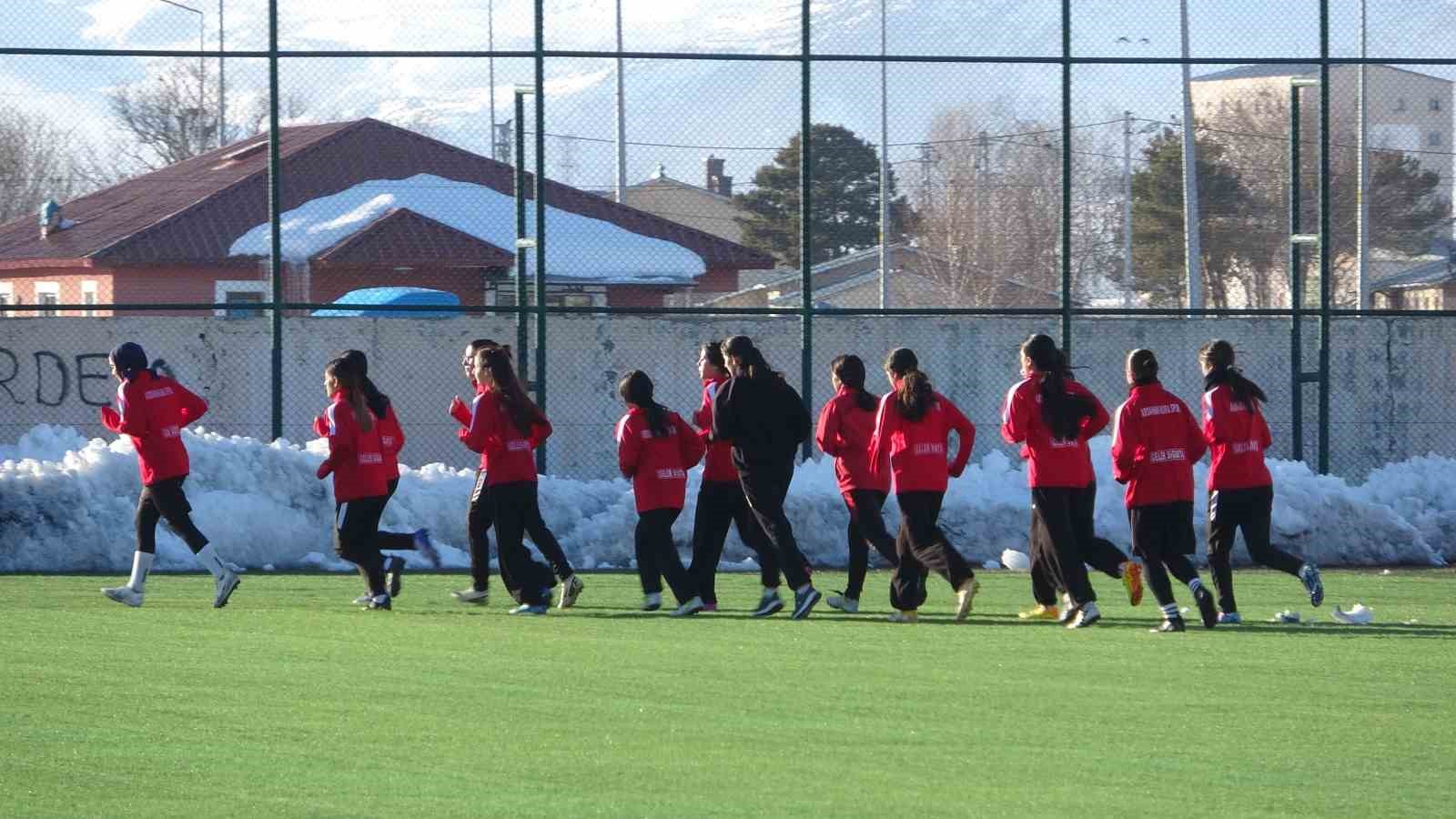 Ardahan Kura Kadın Futbol Takım’ının yeni başkanı Songül Çelik oldu
