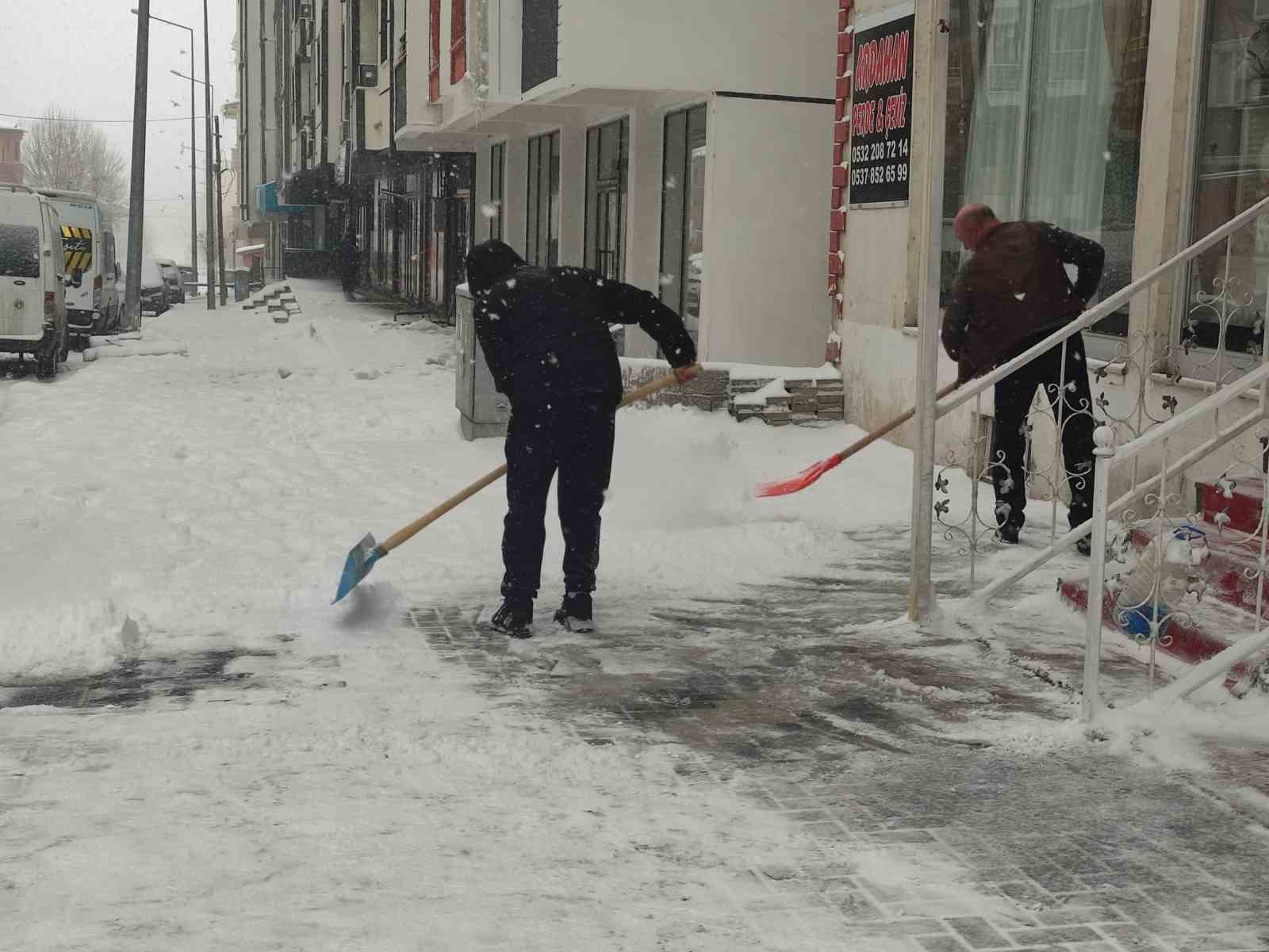 Ardahan yeniden beyaza büründü
