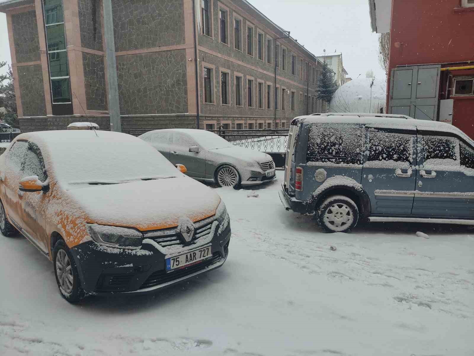 Ardahan yeniden beyaza büründü
