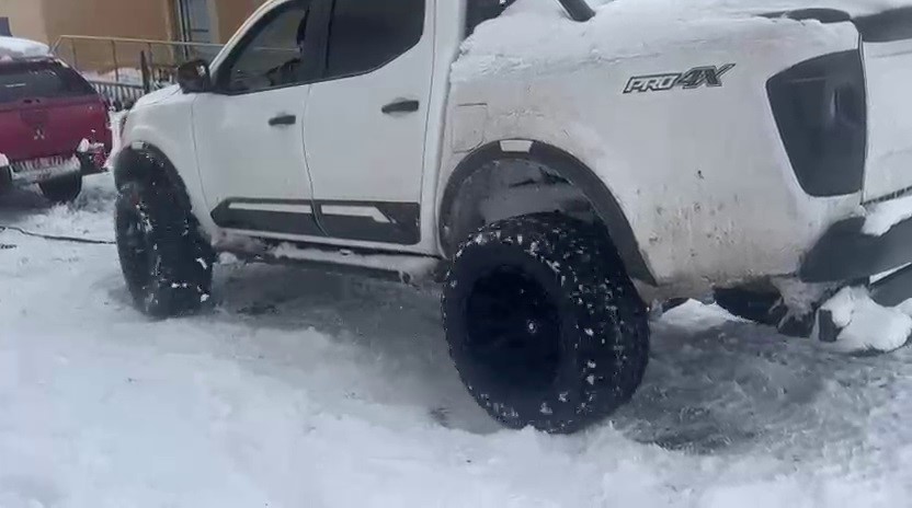 Ardahan’da buz tutan yolda araçlar ilerleyemedi
