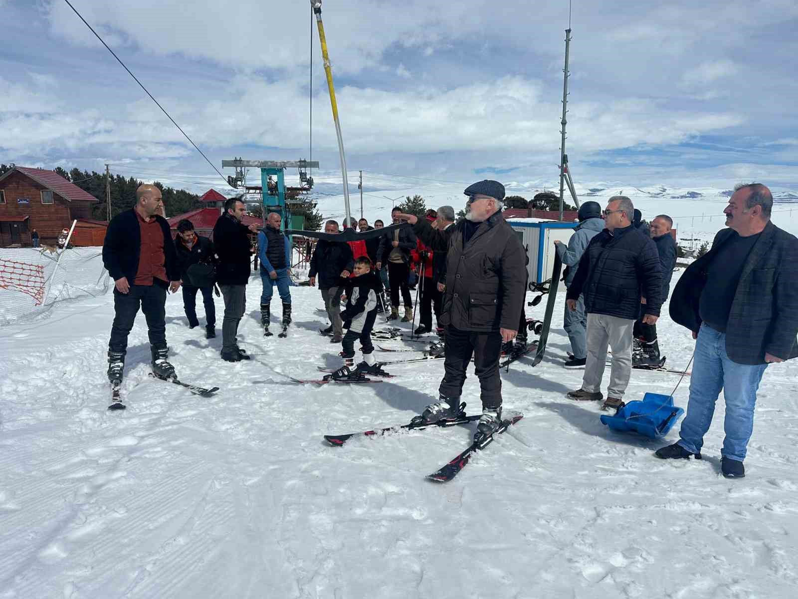 Ardahan’da İl Genel Meclisi üyelerinin kayak keyfi
