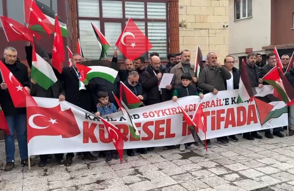 Ardahan’da İsrail’in Filistinli esirleri hedef alan "idam yasası" protesto edildi
Ardahan’da İsrail’in Filistinli esirleri hedef alan "idam yasası" protesto edildi