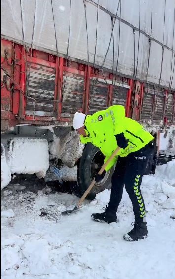 Ardahan’da karda mahsur kalanlara polis desteği
