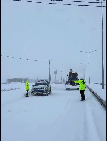 Ardahan’da karda mahsur kalanlara polis desteği
