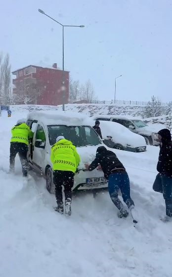 Ardahan’da karda mahsur kalanlara polis desteği
