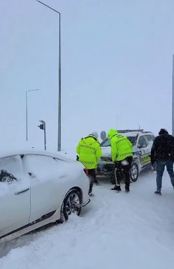 Ardahan’da karda mahsur kalanlara polis desteği

