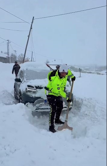 Ardahan’da karda mahsur kalanlara polis desteği
