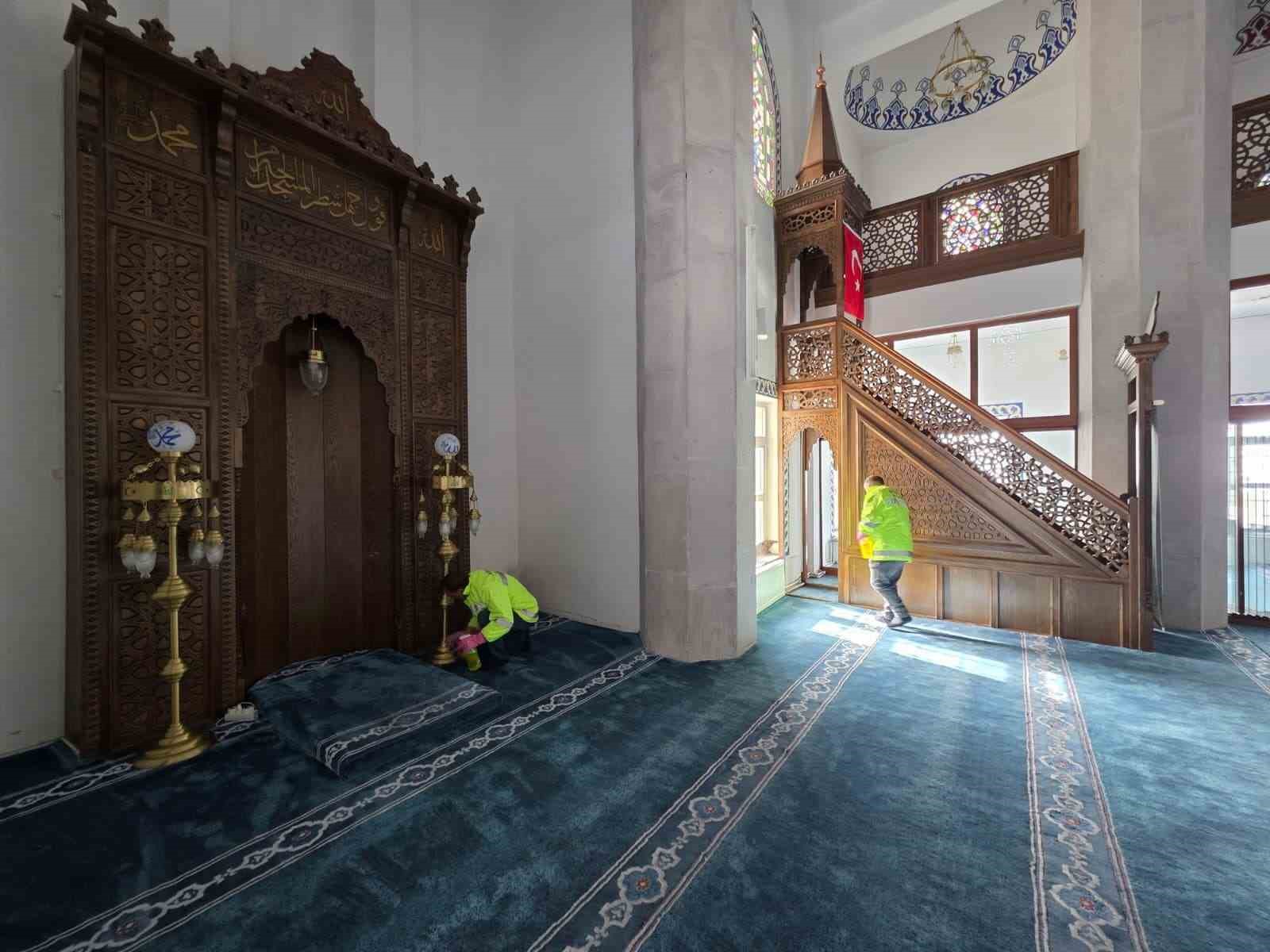 Ardahan’da Ramazan öncesi camilerde temizlik
