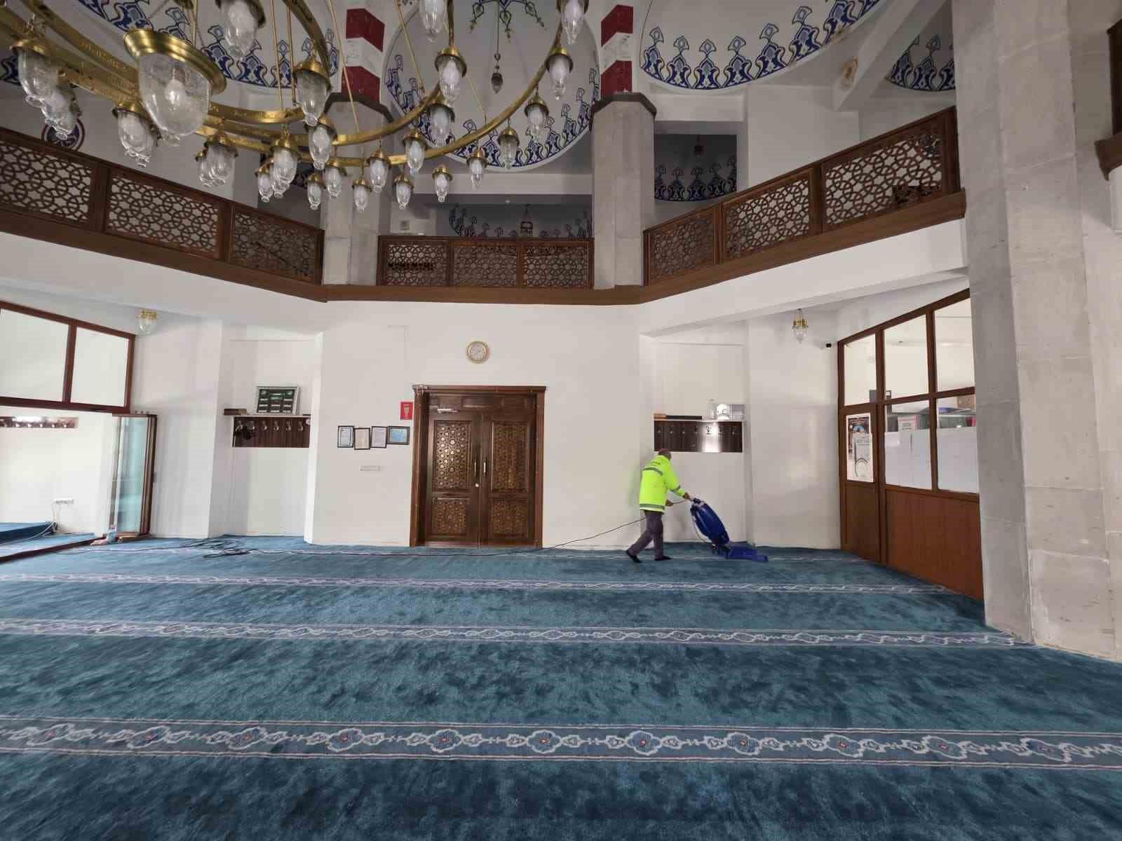 Ardahan’da Ramazan öncesi camilerde temizlik
