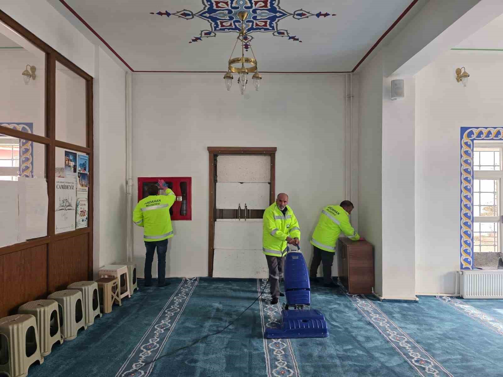 Ardahan’da Ramazan öncesi camilerde temizlik
