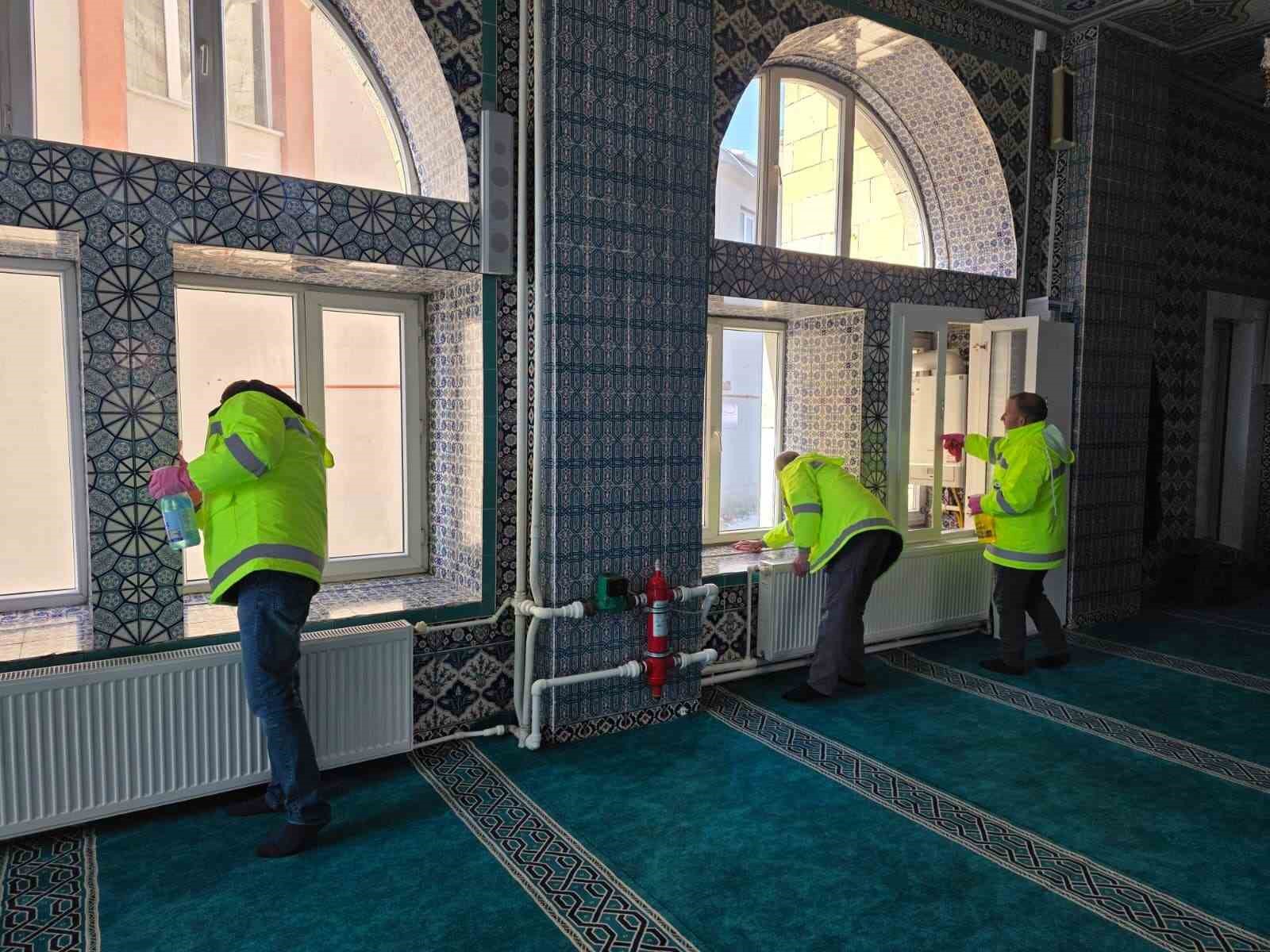 Ardahan’da Ramazan öncesi camilerde temizlik
